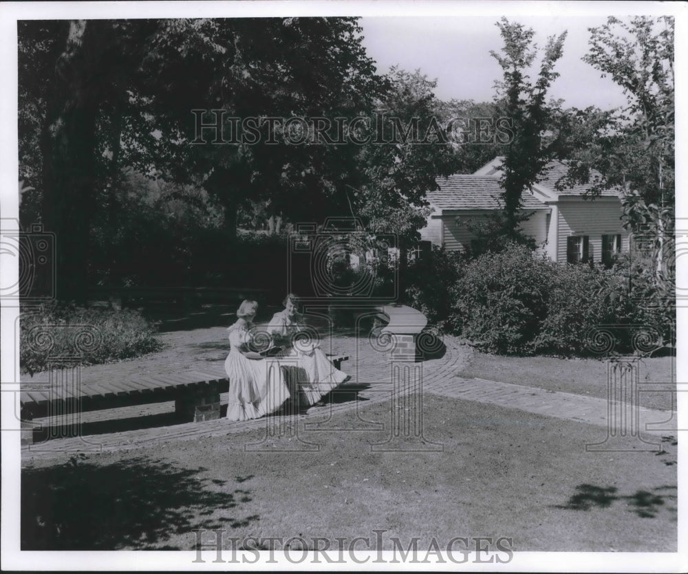 1955 Press Photo Two Guides Give Tours of Old Wade House State Park, Wisconsin - Historic Images