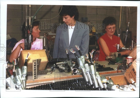 1994 Press Photo Gwendolyn Greeler, president of Velvac Inc. talks with employee - Historic Images