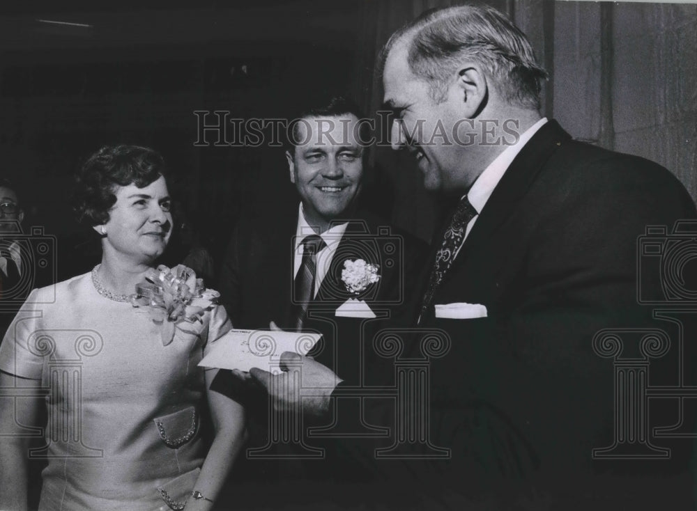 1970 Press Photo Robert Luebke presents Reverend and Mrs. Hoover Grimsby a gift. - Historic Images