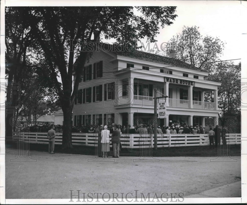 1953 Press Photo Carl Sandburg speaking to crowd, Greenbush, Wisconsin. - Historic Images