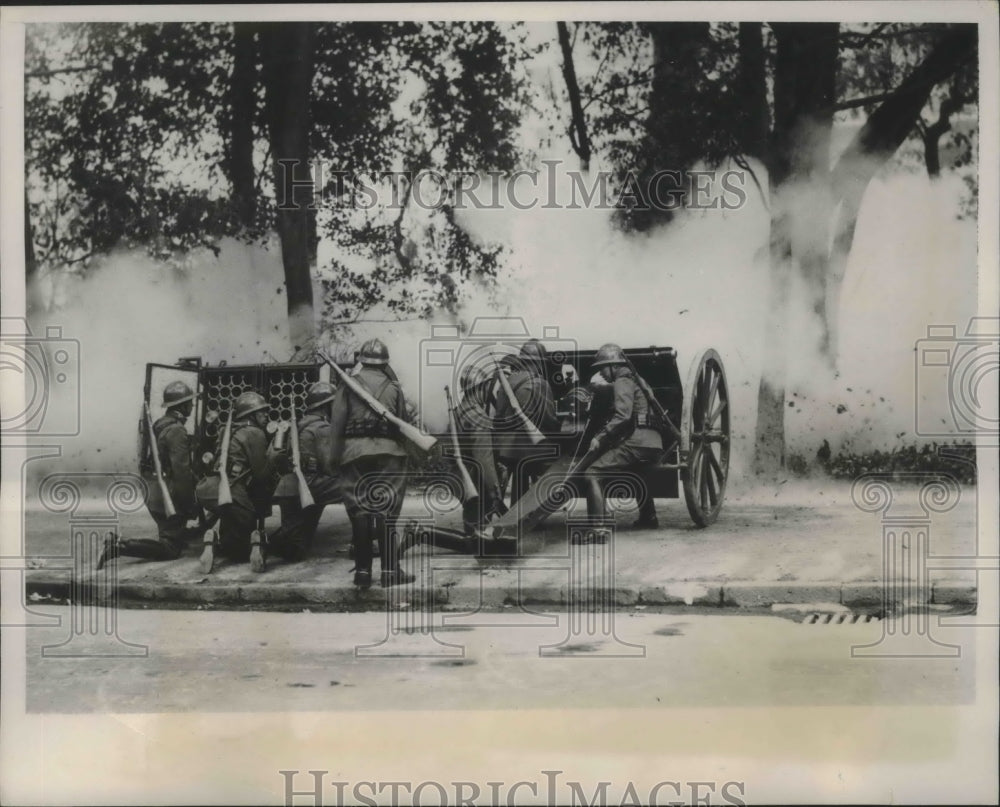1940 Press Photo Mexican artillerymen firing artillery maneuvers in Mexico City.- Historic Images