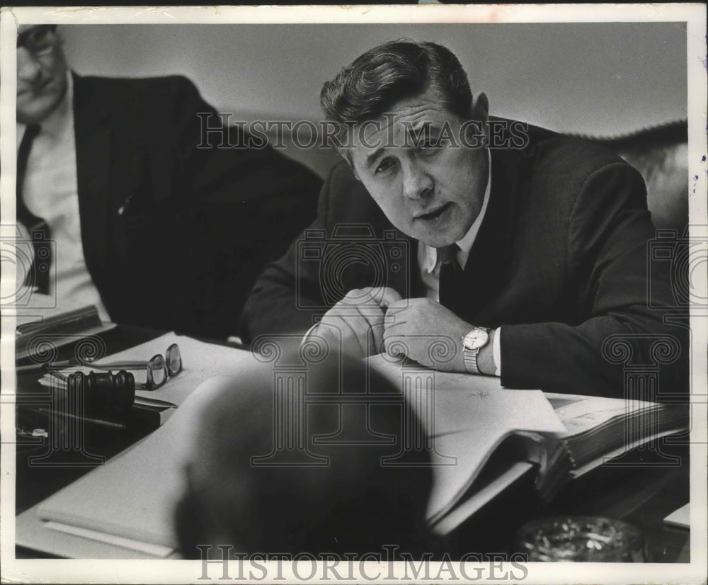 1967 Press Photo Milwaukee Mayor Henry Maier at his desk in city hall. - Historic Images