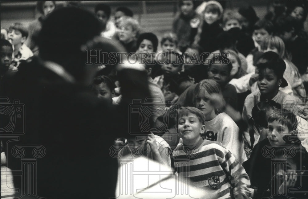 1992 Press Photo Students of Golda Meir School listen to Willie Jude, Milwaukee - Historic Images