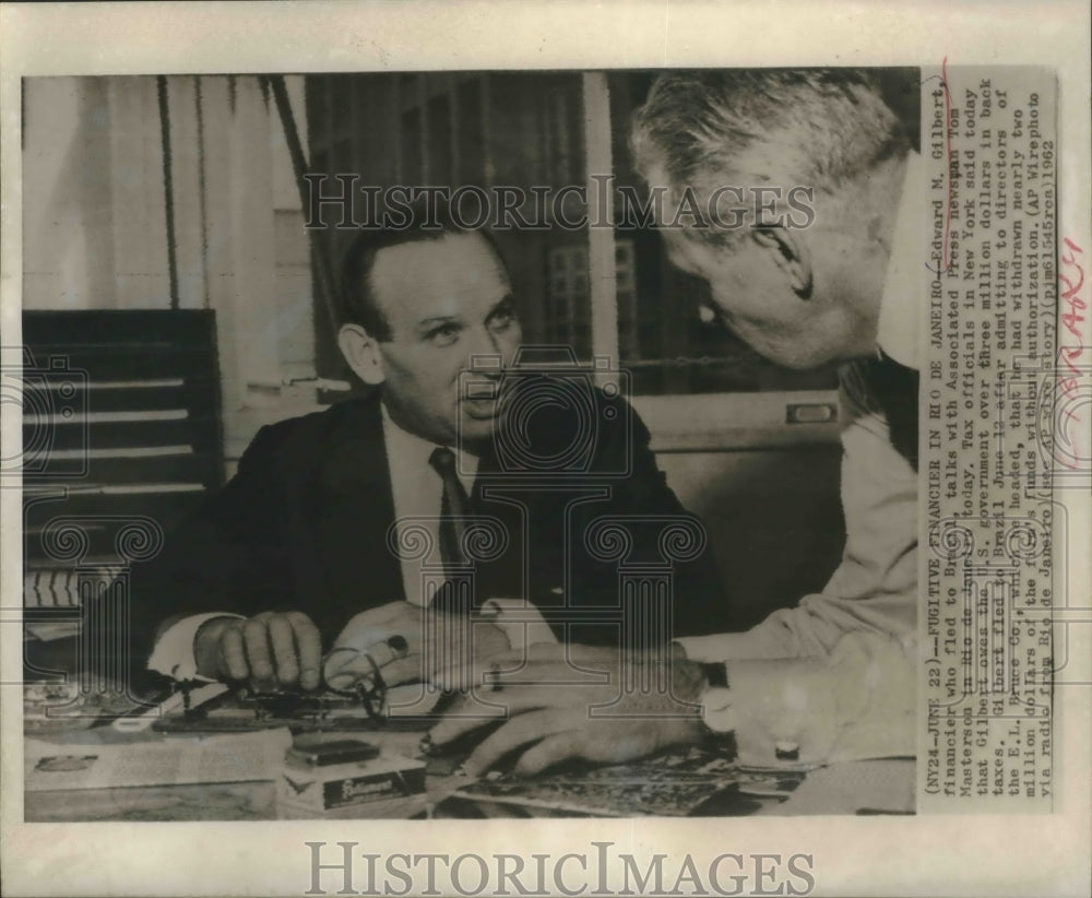1962 Press Photo Edward M. Gilbert in Rio De Janeiro talks to AP&#39;s Tom Masterson-Historic Images