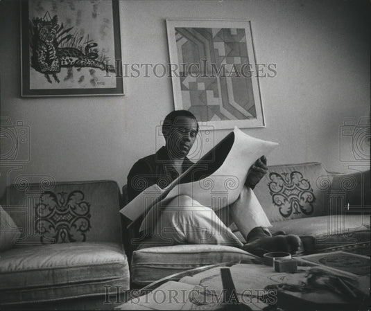 1978 Press Photo Sherman McKinney working a sketch for his advertising business - Historic Images