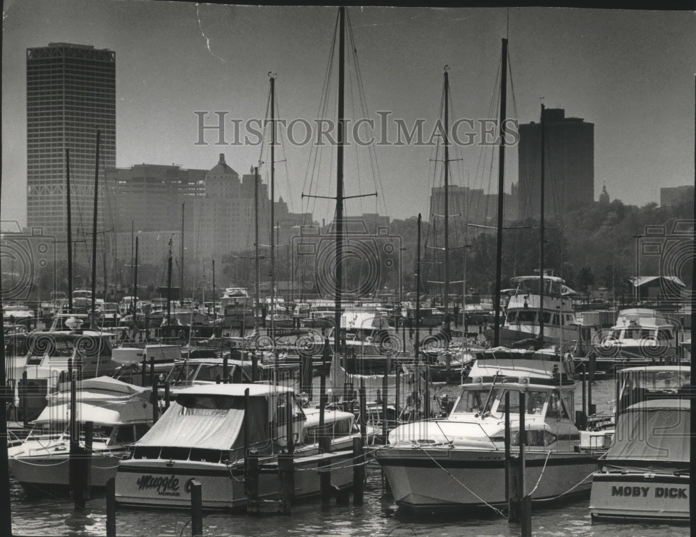 1983 Press Photo The crowded McKinley Marina in Milwaukee hosts fishing boats - Historic Images