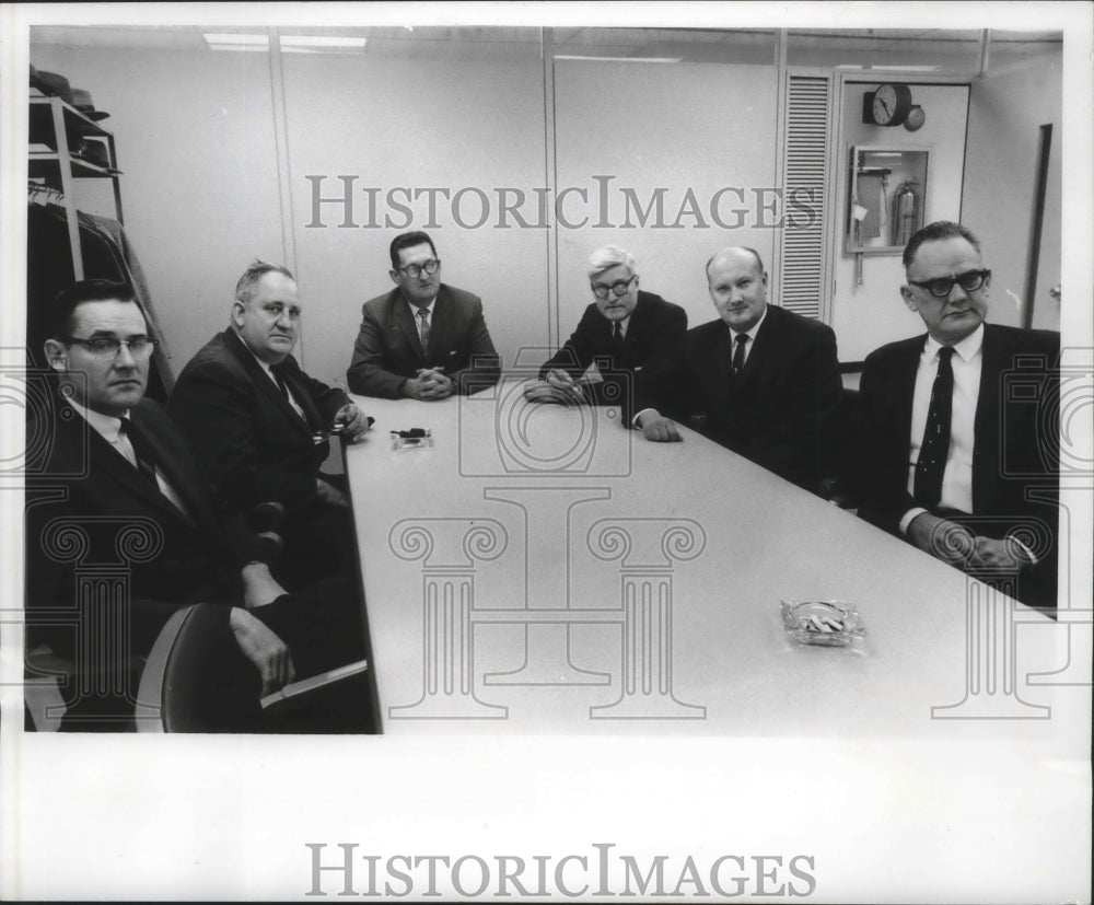 1963 Press Photo City, county and state law enforcement officials meeting - Historic Images