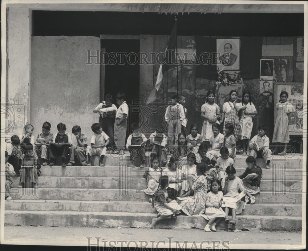 1951 Press Photo Children at school, with Juarez picture in background, Mexico. - Historic Images
