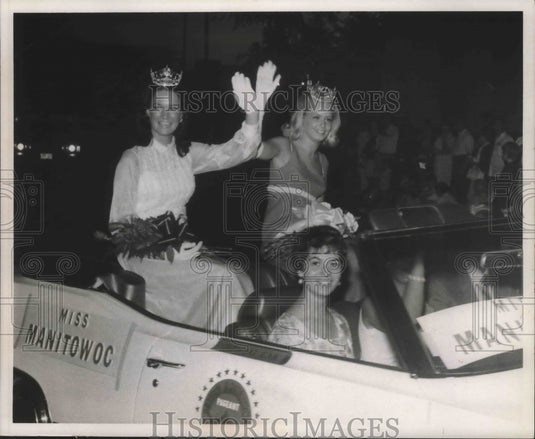 1970 Press Photo Miss Wisconsin contestants waved to crowd in Oshkosh Parade - Historic Images