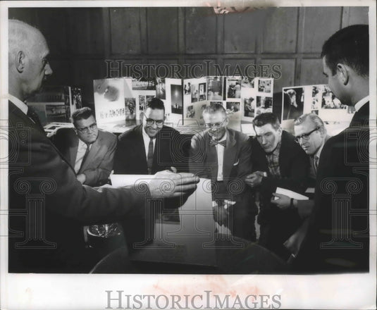 1968 Press Photo Judges in the News Picture of Year competition, Wisconsin - Historic Images