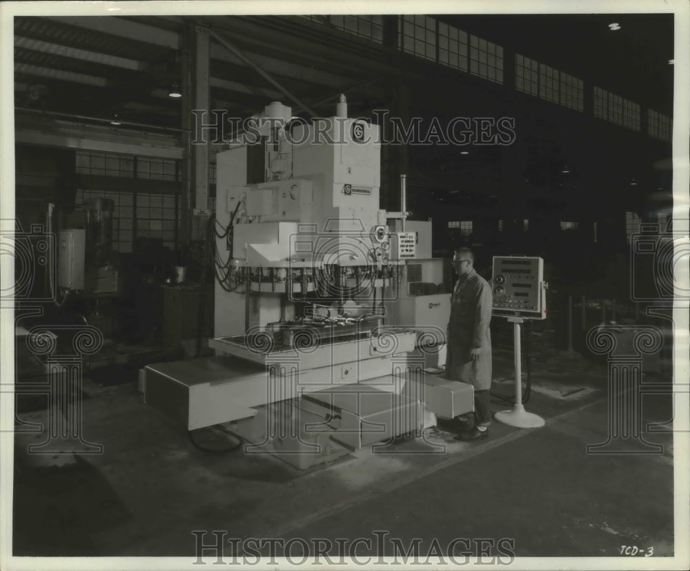 1984 Press Photo Giddings and Lewis Machine Tool Co. demonstrate tool changer - Historic Images