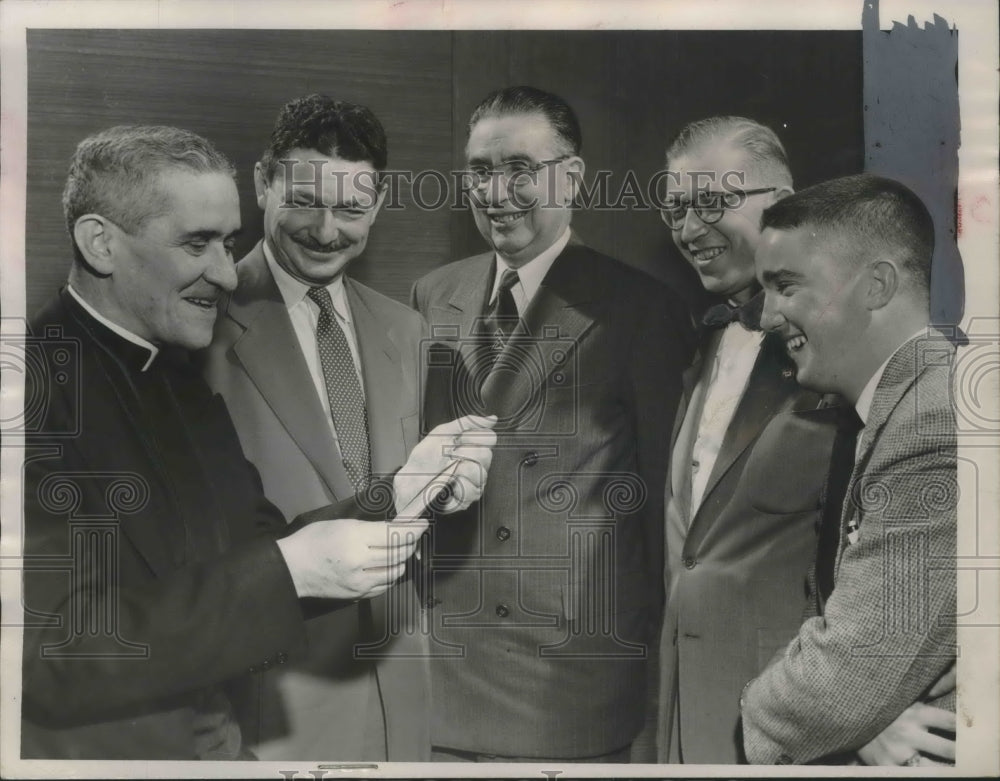 1952 Press Photo Ray Grody & Lindsay Hoben Indicted into Journalistic Fraternity - Historic Images