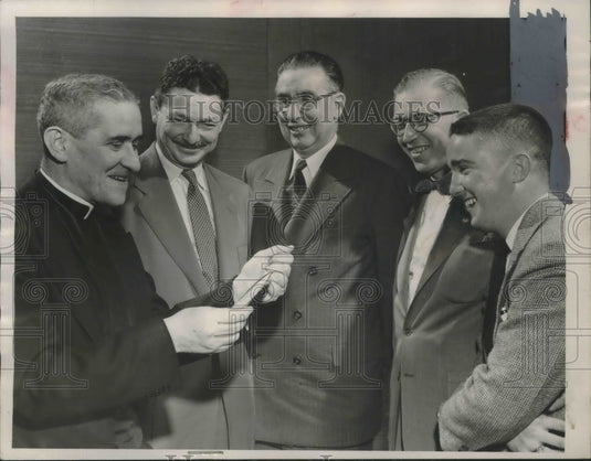 1952 Press Photo Ray Grody & Lindsay Hoben Indicted into Journalistic Fraternity - Historic Images