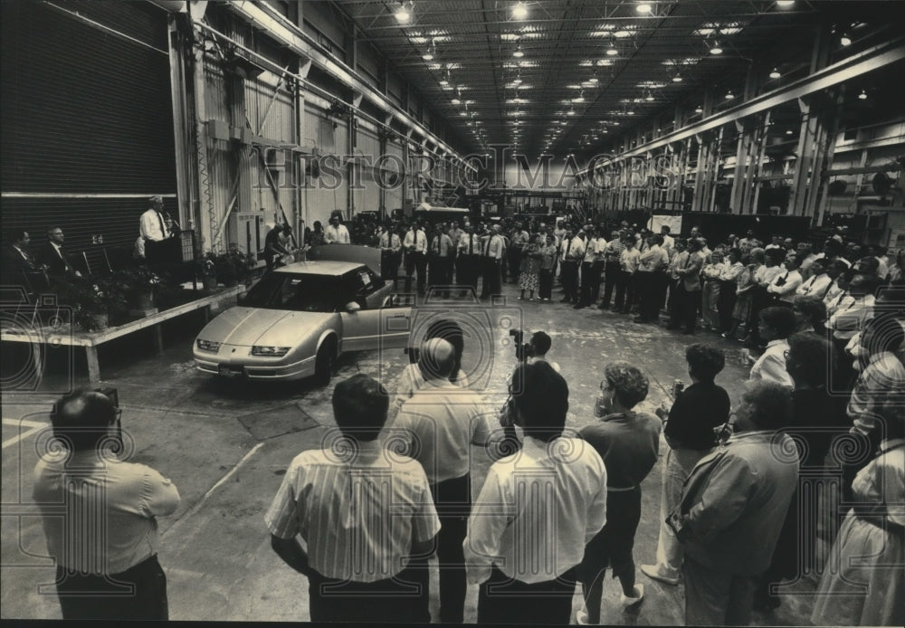 1991 Press Photo Employees of Gilman Assembly Automation on &quot;Saturn Day&quot;, WI - Historic Images