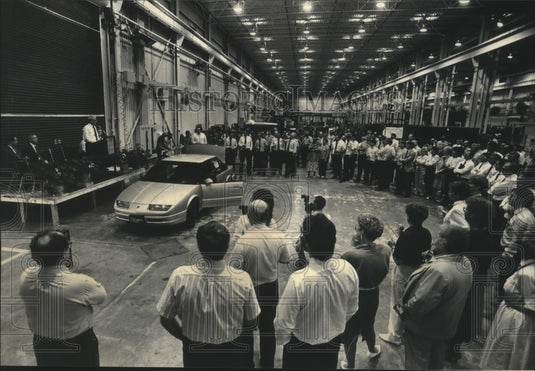 1991 Press Photo Employees of Gilman Assembly Automation on "Saturn Day", WI - Historic Images