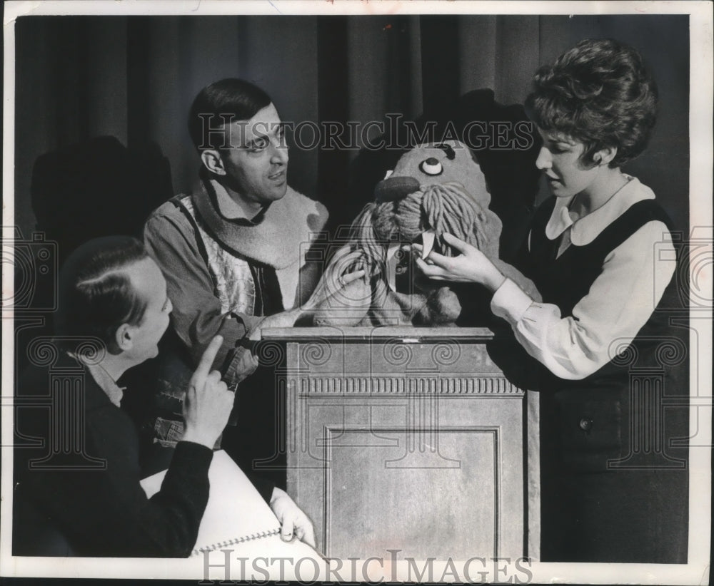 1965 Press Photo Jack L. Gillum rehearses for &quot;Carnival&quot; with Horrible Henry, WI - Historic Images