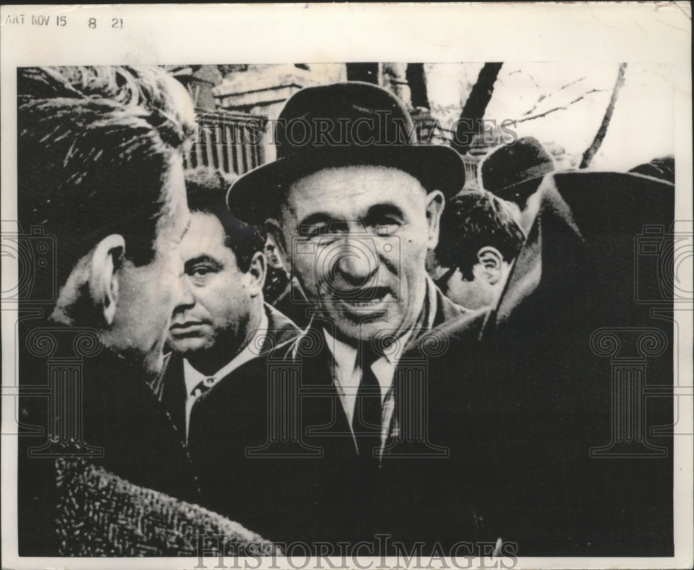 1968 Press Photo Piotr Grigorenko Talks With Newsmen Outside Court In Moscow - Historic Images
