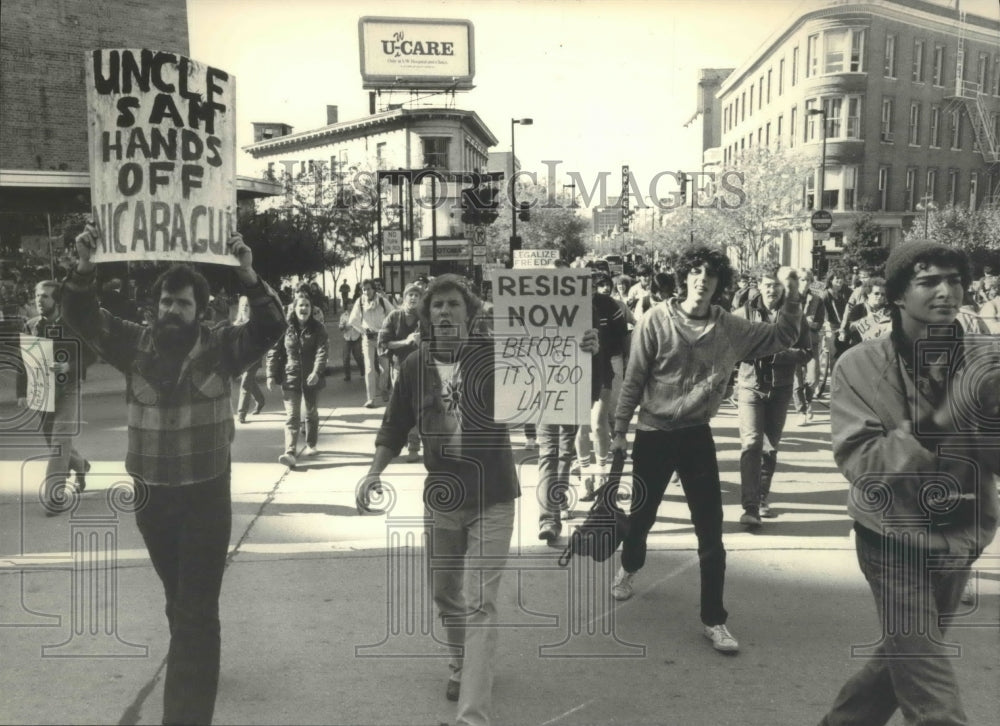 1983 Press Photo Protestors march in Madison against the US invasion of Grenada - Historic Images