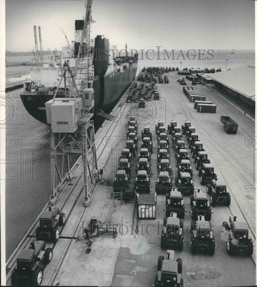 1985 Press Photo The Federal Seaway With Tractors Headed For Budapest - Historic Images