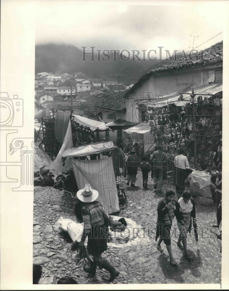 1986 Press Photo At Guatemala Chichicastenango marketplace ceremonial masks sold - Historic Images