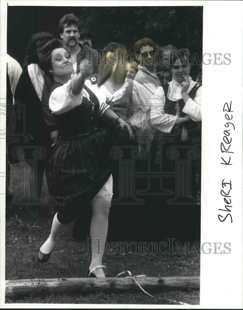 1990 Press Photo Sheri Kreager Tosses a Boot in the Milwaukee Highland Games- Historic Images