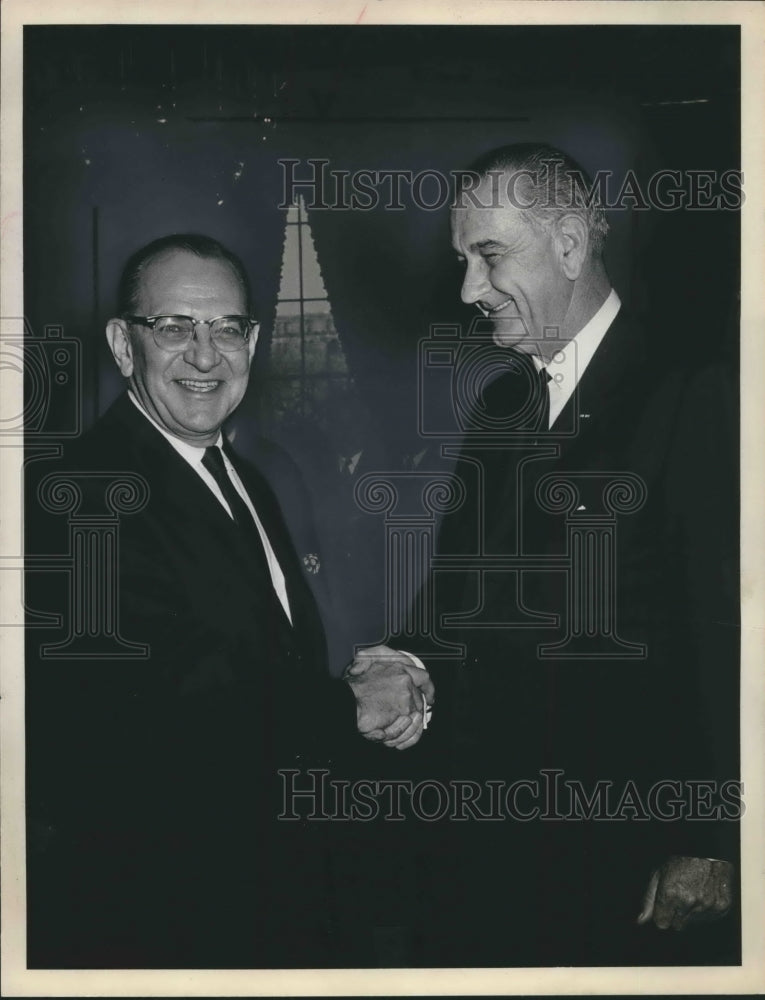 1964 Press Photo Milwaukee&#39;s Harold B. Groh shakes hands with President Johnson - Historic Images