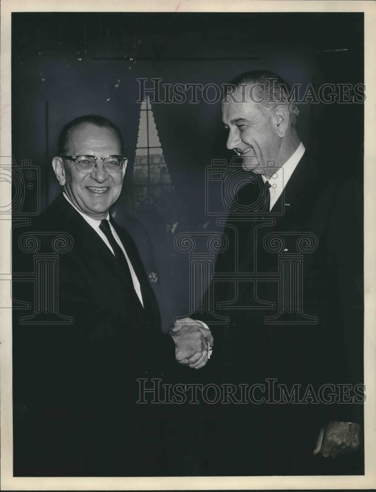1964 Press Photo Milwaukee's Harold B. Groh shakes hands with President Johnson - Historic Images