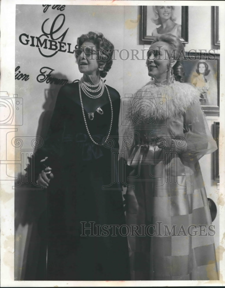 1969 Press Photo Mrs. Bernard Gimbel &amp; Estee Lauder at Fashion Forum Awards, WI-Historic Images