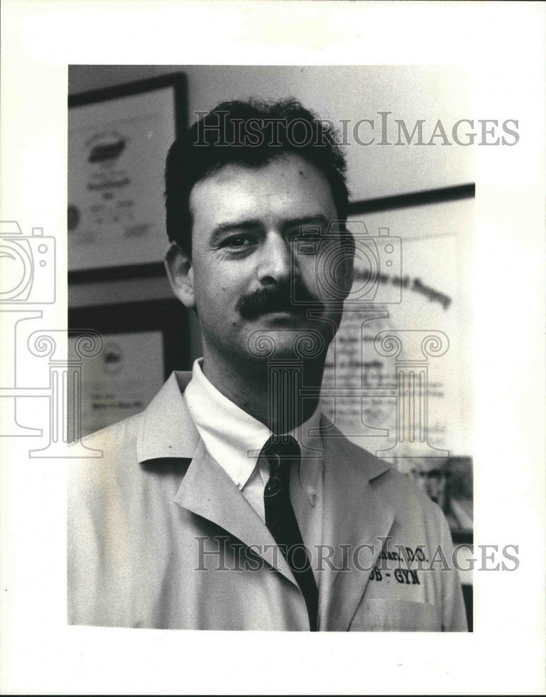 1992 Press Photo Gynecologist Michael Gilman at Saint Michael Hospital - Historic Images