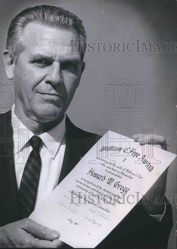 1967 Press Photo Howard Gregg receives William C. Frye Community Services Award-Historic Images