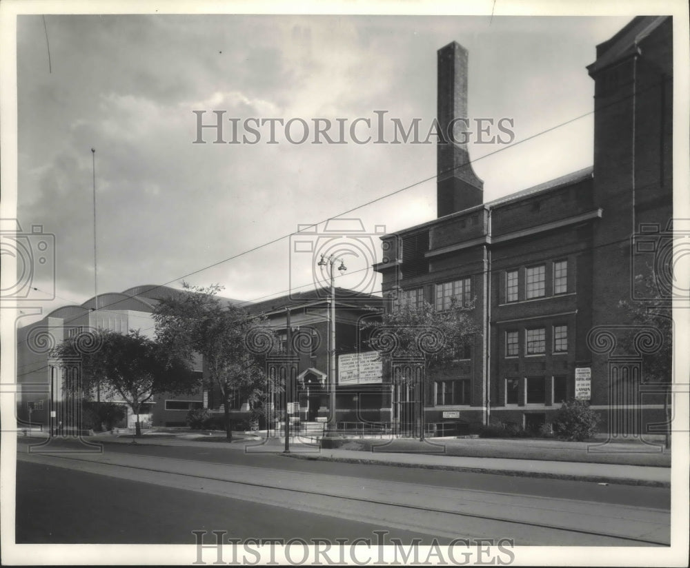 1951 Press Photo Exterior of Milwaukee Auditorium - mjb46128-Historic Images