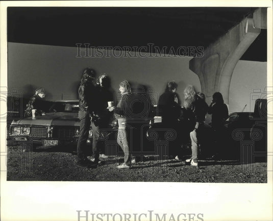 1986 Press Photo Youth gather under south end of Hoan Bridge in Milwaukee. - Historic Images