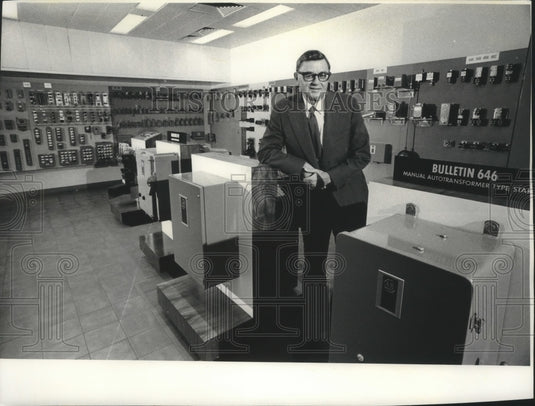1978 Press Photo Andrew Vader poses in Allen-Bradley products room - mjb46169 - Historic Images