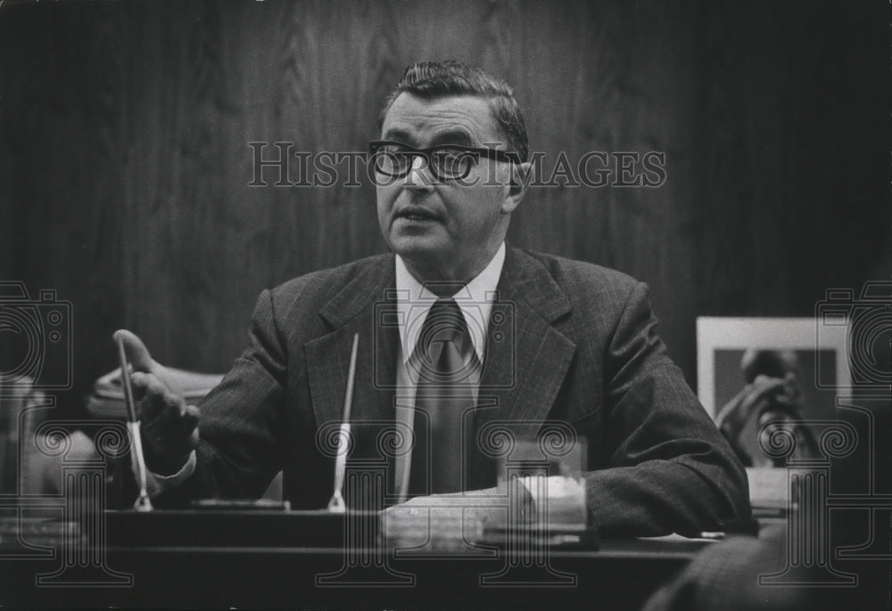 1976 Press Photo Andrew Vader in his office, where he often works late - Historic Images