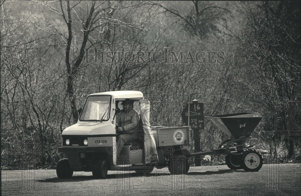 1987 Press Photo groundskeeper Russ Goddard with fertillizer at Greenfield Park - Historic Images