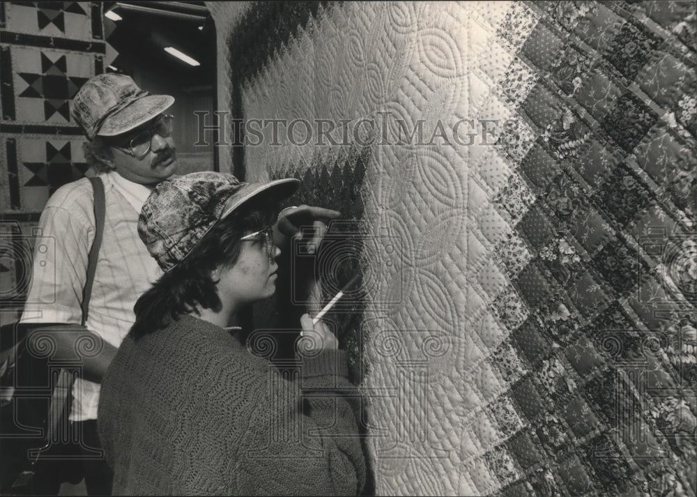 1988 Press Photo Dale and Colleen Hester examine quilt by Roberta Phillips - Historic Images