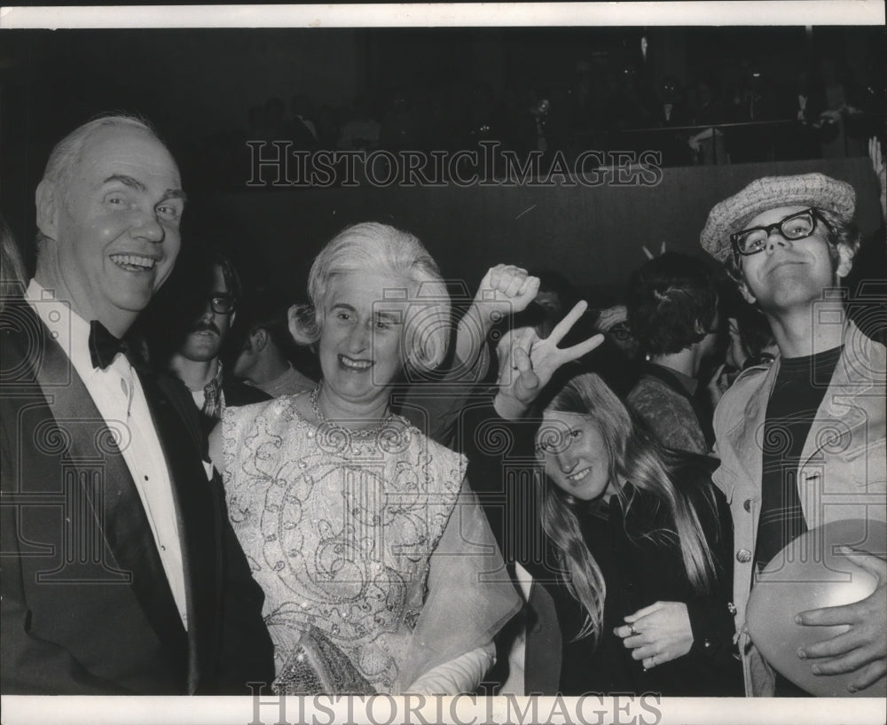 1969 Press Photo Miller president Charles W. Miller with wife and demonstrators - Historic Images