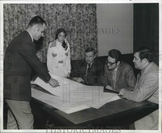 1973 Press Photo H. P. Mueller Jr. and employees of Koehring Company meeting - Historic Images
