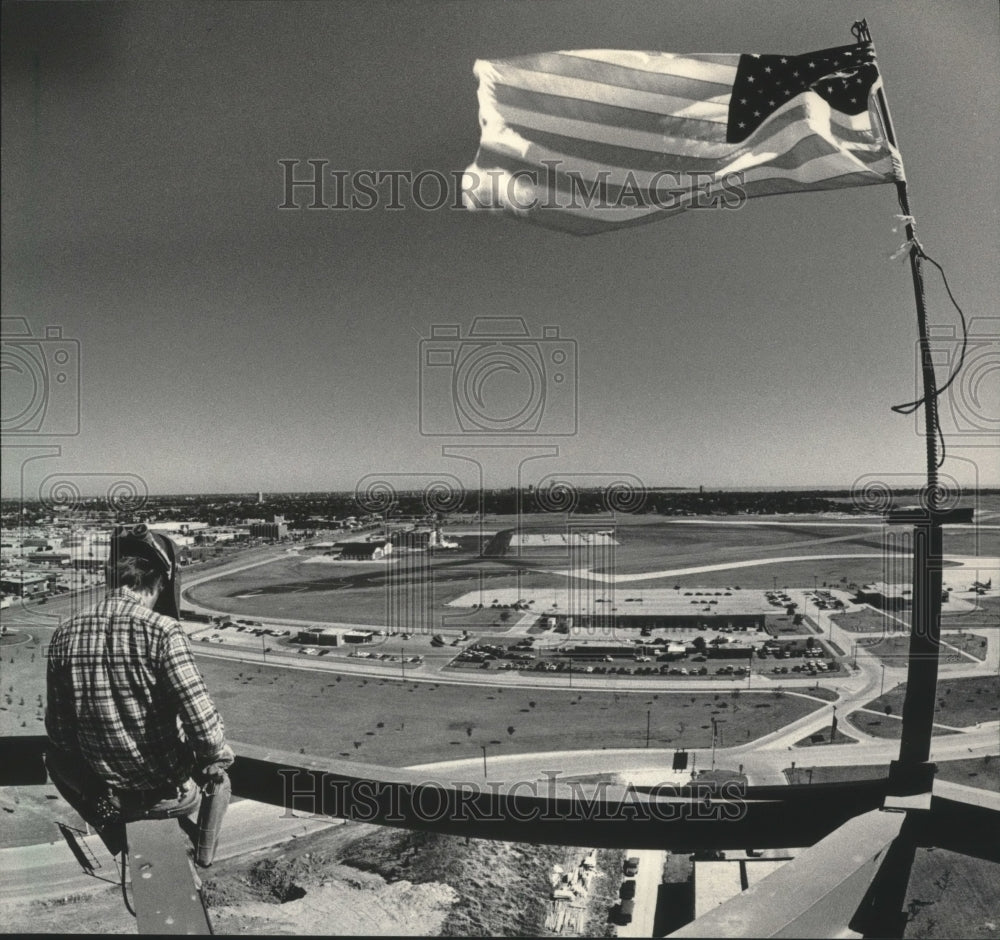 1985 Press Photo Garry Sawitzke- steel worker- flies Old Glory at Mitchell Field - Historic Images