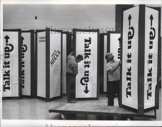 1974 Press Photo Signs promoting "Salute to MECCA" opening event in Milwaukee - Historic Images