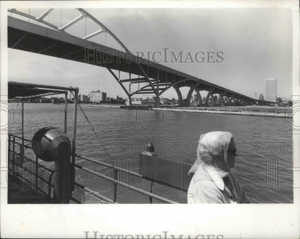 1974 Press Photo Passenger on deck of Iroquois as it passes under Harbor Bridge-Historic Images
