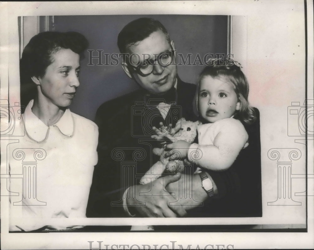 1953 Press Photo Mr. &amp; Mrs. Viggo Rasmusen hold daughter, Janis, Milwaukee - Historic Images