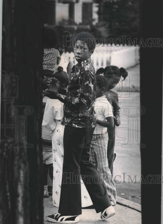 1975 Press Photo Pupils waiting for school bus, Racine,Wisconsin - Historic Images