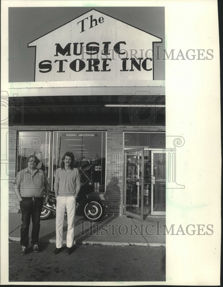 1983 Press Photo Lynn Laakso and John O&#39;Connel at their Music Store, Wisconsin - Historic Images