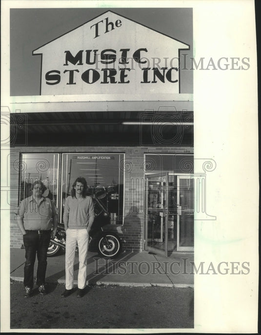 1983 Press Photo Lynn Laakso and John O'Connel at their Music Store, Wisconsin - Historic Images