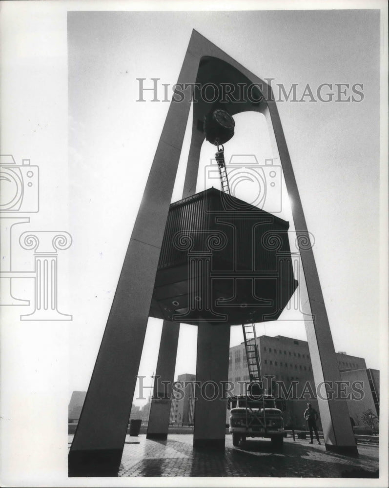 1970 Press Photo Workmen put finishing touches to Milwaukee&#39;s clock tower - Historic Images