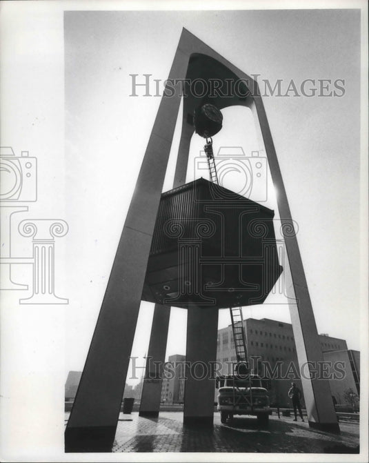 1970 Press Photo Workmen put finishing touches to Milwaukee's clock tower - Historic Images