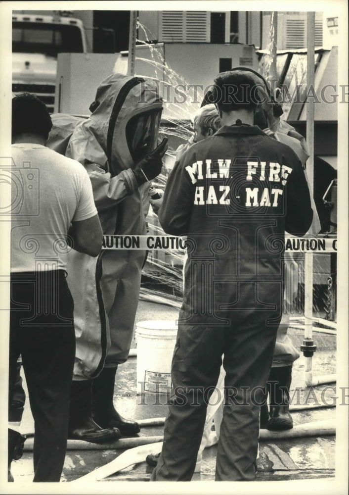 1987 Press Photo Firefighters containing an ammonia leak at Iceman, Milwaukee. - Historic Images