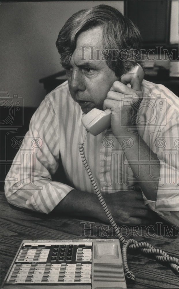 1989 Press Photo City Hall operator Mike Michaels, Milwaukee - mjb46736 - Historic Images