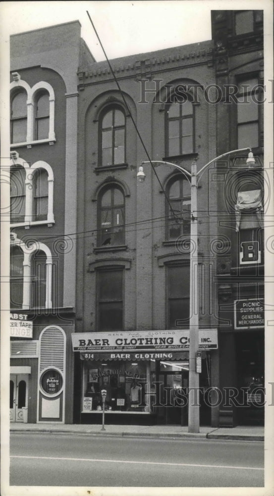 1964 Press Photo Baer Clothing Company in downtown Milwaukee - mjb46747 - Historic Images